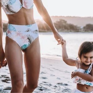 Infamous White Palm Bikini Bottoms‎ size Medium